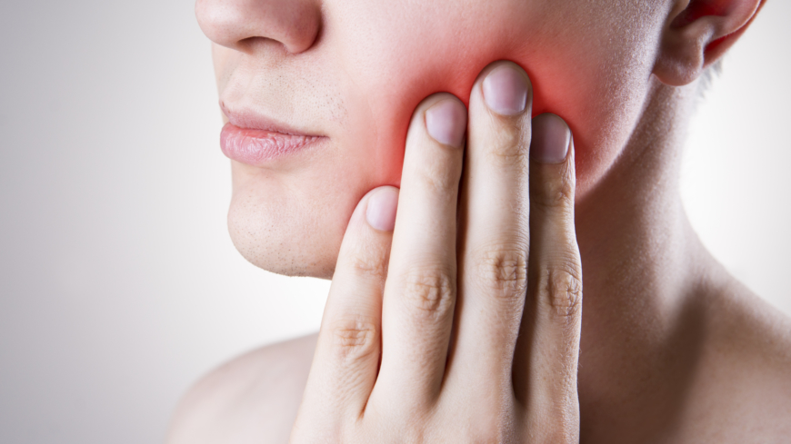 Hodepine og ømhet i kjever eller tenner er vanlige symptomer på tanngnissing og tannpressing. Foto: Shutterstock